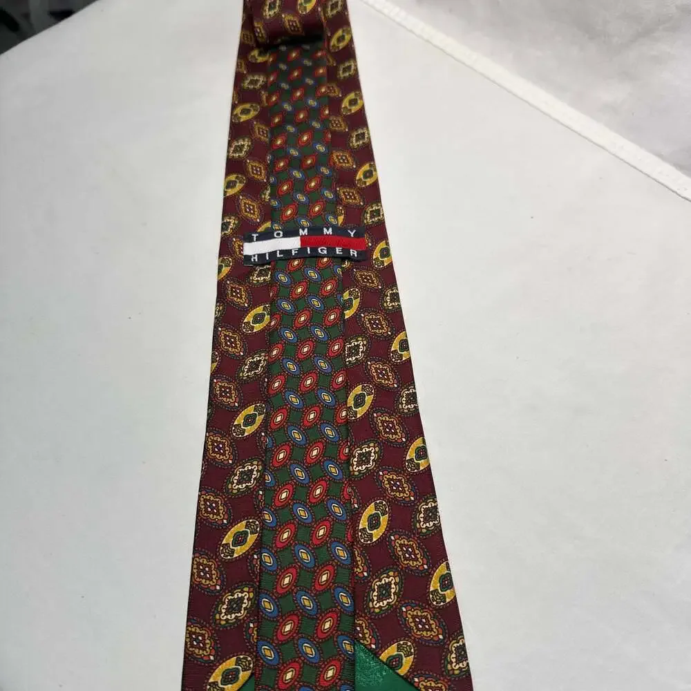 Vtg Tommy Hilfiger Crest Lion 100% Italian Silk Tie Necktie Made in USA Burgandy